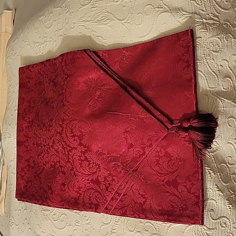 W-C Designs Table Runner/ Pre-Owned - Picture 16 of 16